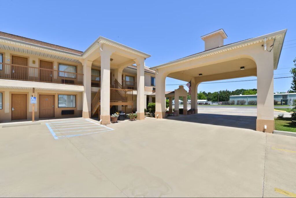 Days Inn by Wyndham Abbeville - Image 5