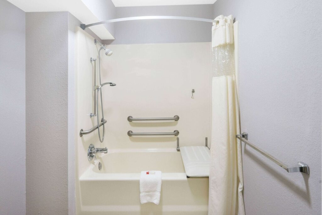 Days Inn by Wyndham Asheville Downtown North - Image 1