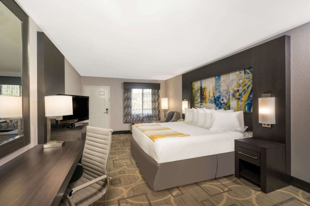 Days Inn by Wyndham Asheville Downtown North - Image 4