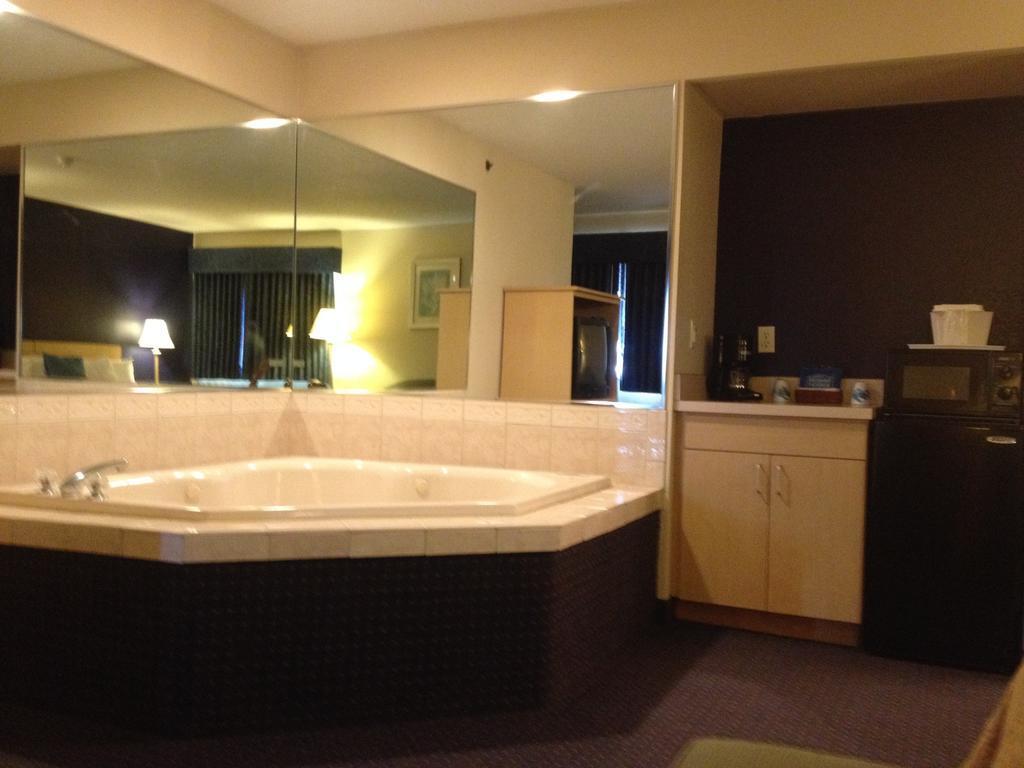 Days Inn by Wyndham Batavia Ohio