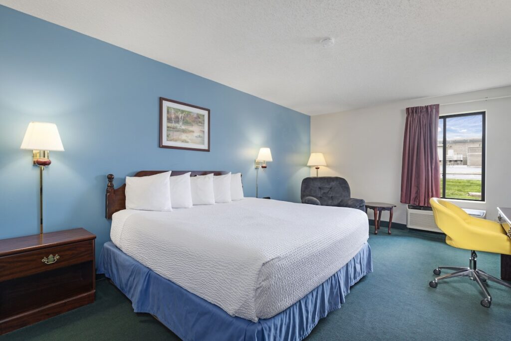 Days Inn by Wyndham Battlefield Rd/Hwy 65 - Image 2