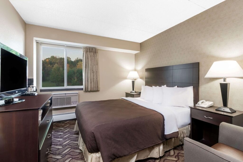 Days Inn by Wyndham Bismarck - Image 4