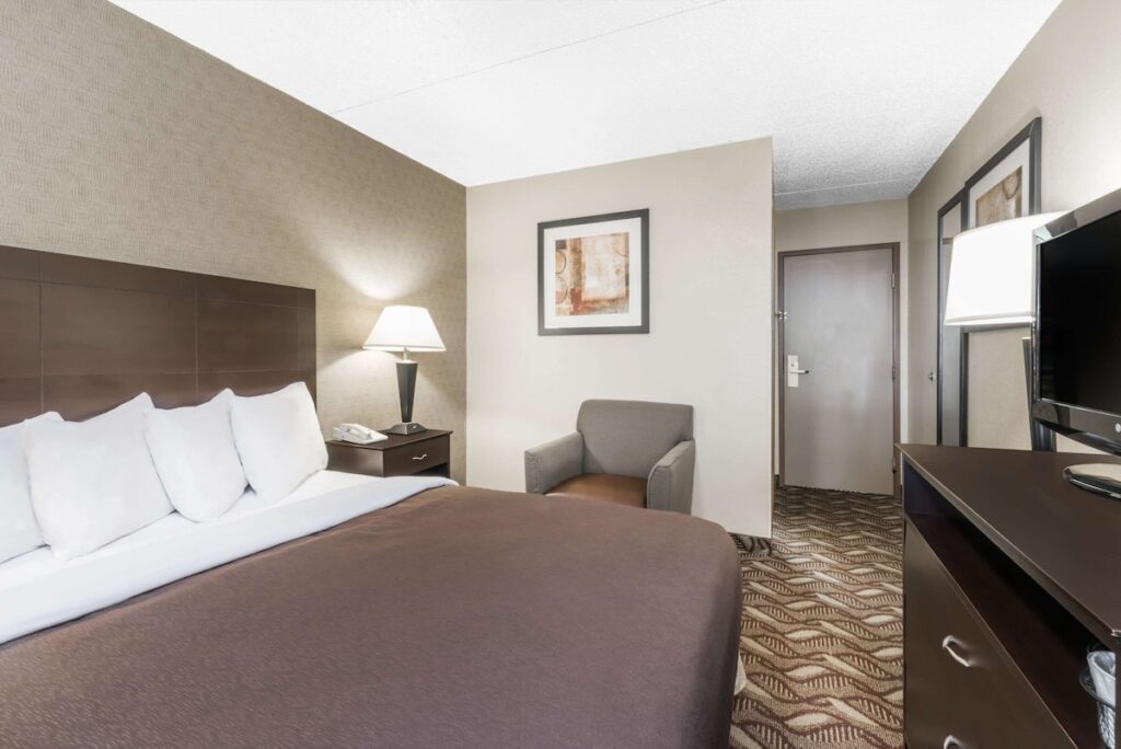 Days Inn by Wyndham Bismarck - Image 3