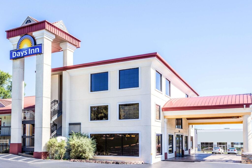 Days Inn by Wyndham Dalton - Image 2