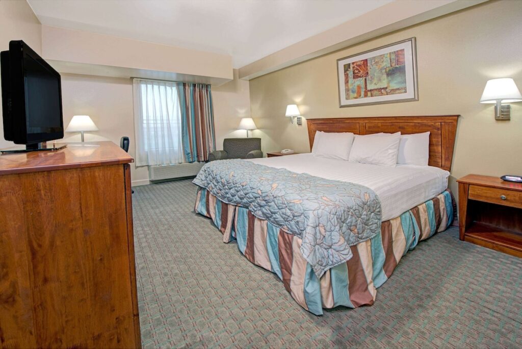 Days Inn by Wyndham Downtown St. Louis - Image 3