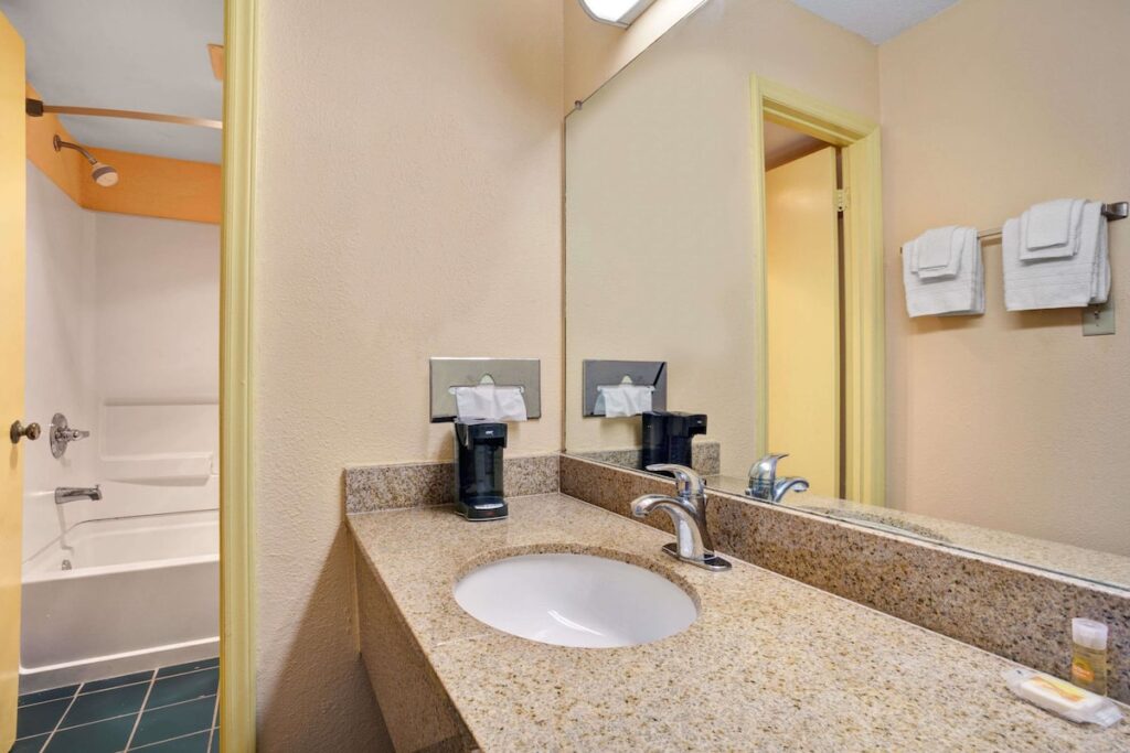 Days Inn by Wyndham Elizabeth City - Image 2