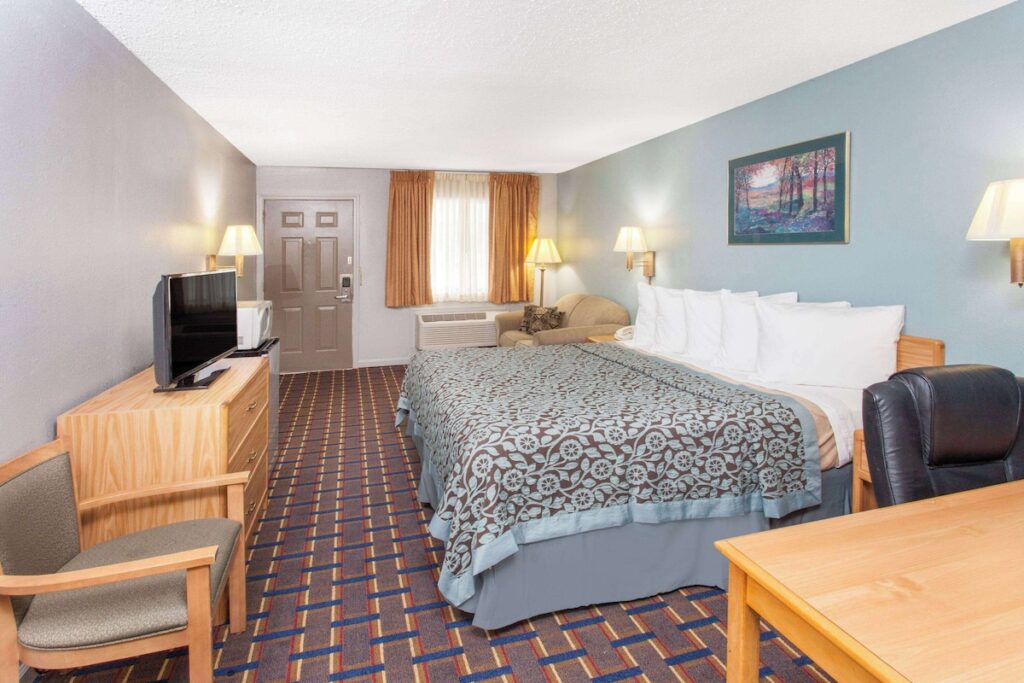 Days Inn by Wyndham Farmer City - Image 3