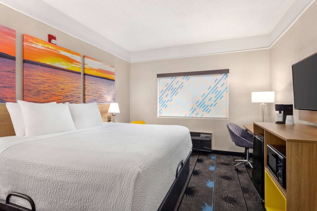 Days Inn by Wyndham Kansas City International Airport - Image 2