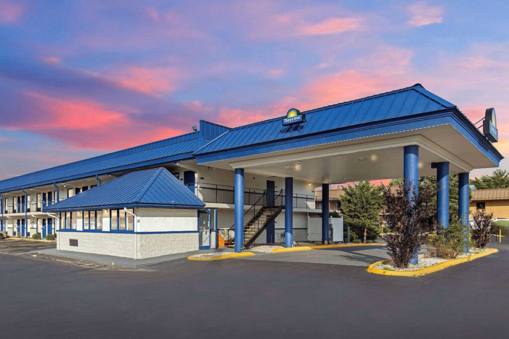 Days Inn by Wyndham Knoxville North - Image 4