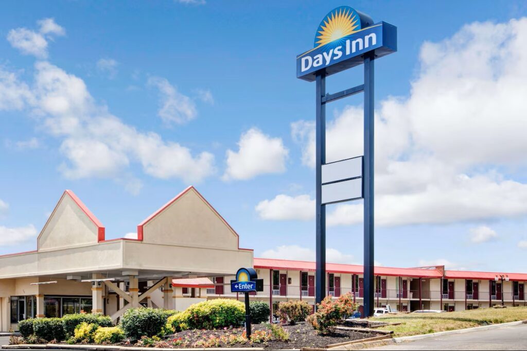 Days Inn by Wyndham Knoxville West - Image 3