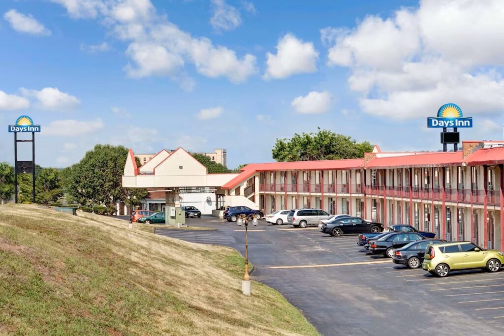 Days Inn by Wyndham Knoxville West - Image 4