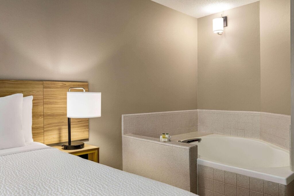 Days Inn by Wyndham Kuttawa/Eddyville - Image 1