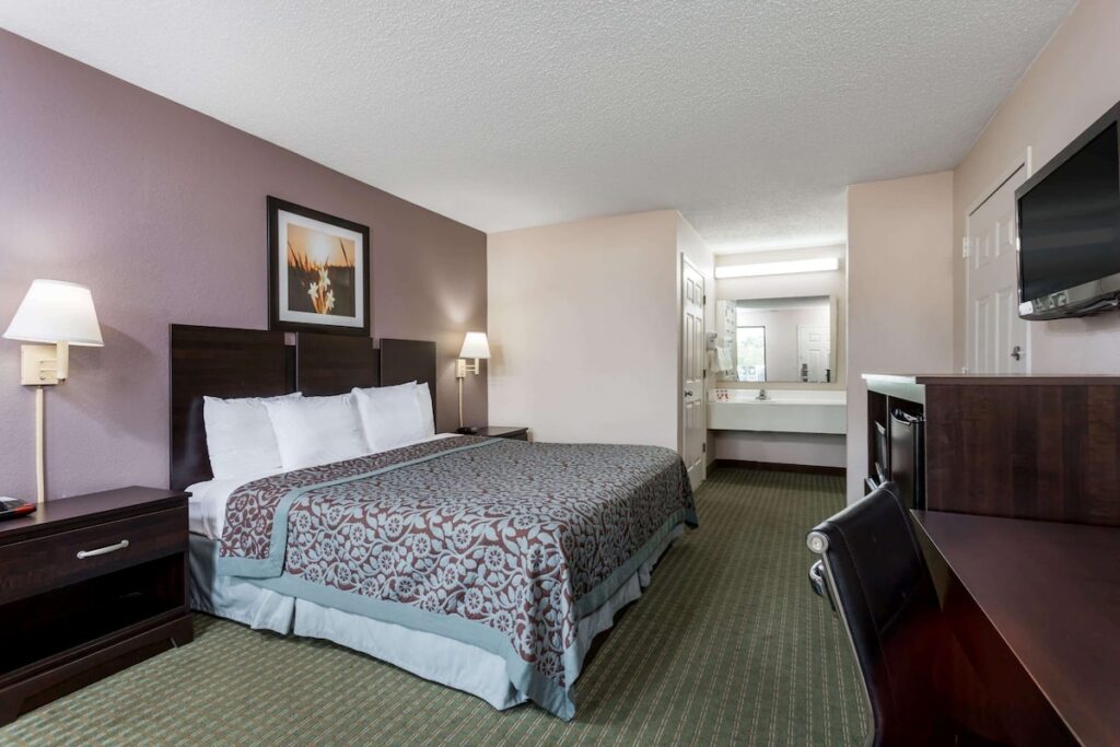 Days Inn by Wyndham Lugoff - Image 3