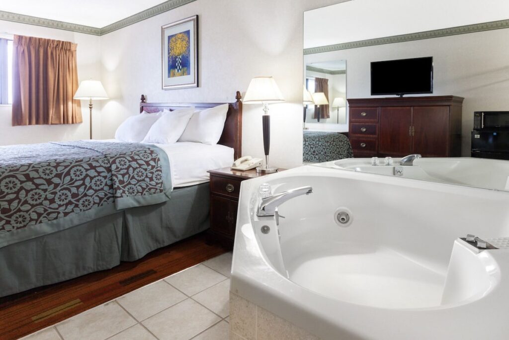 Days Inn by Wyndham Maumee/Toledo - Image 1