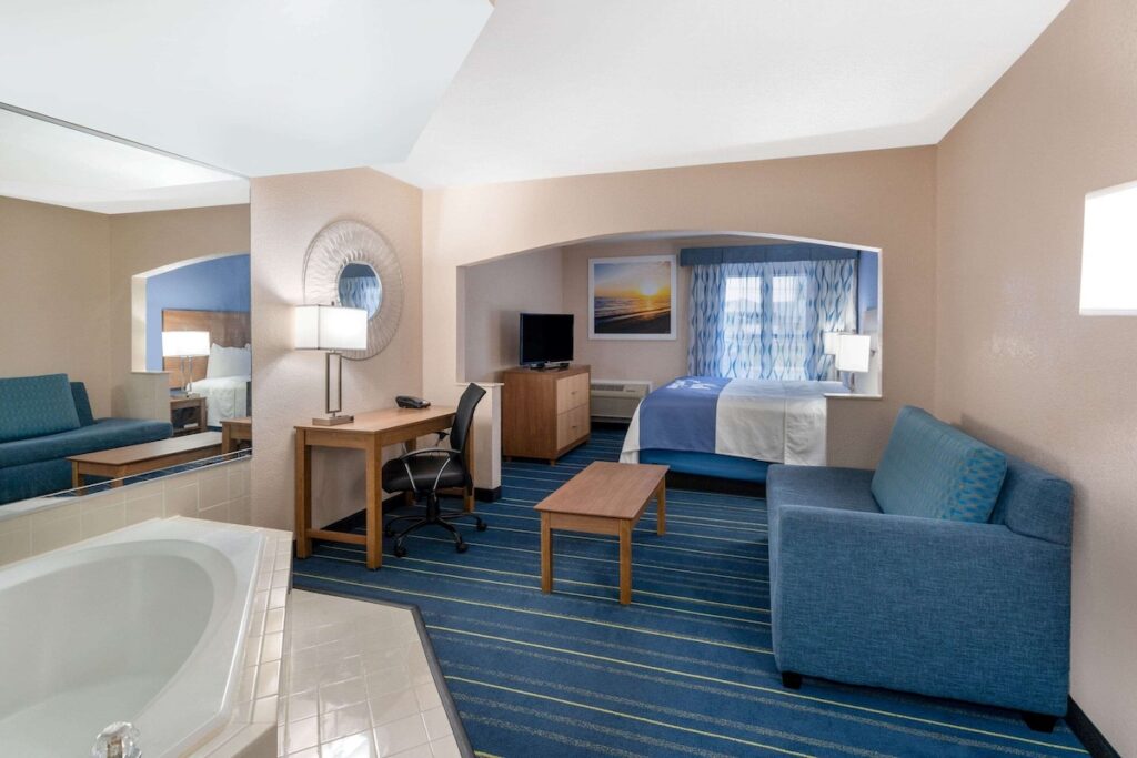 Days Inn by Wyndham Panama City - Image 2
