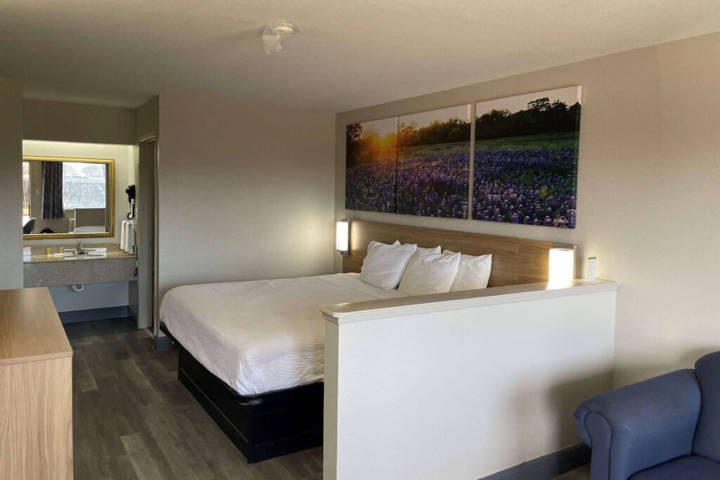 Days Inn by Wyndham San Antonio Southeast/Frost Bank Center - Image 3