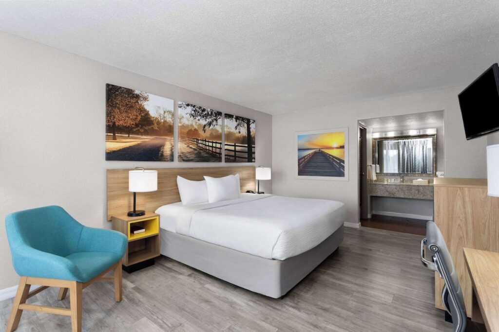 Days Inn by Wyndham Wildwood I-75 - Image 4