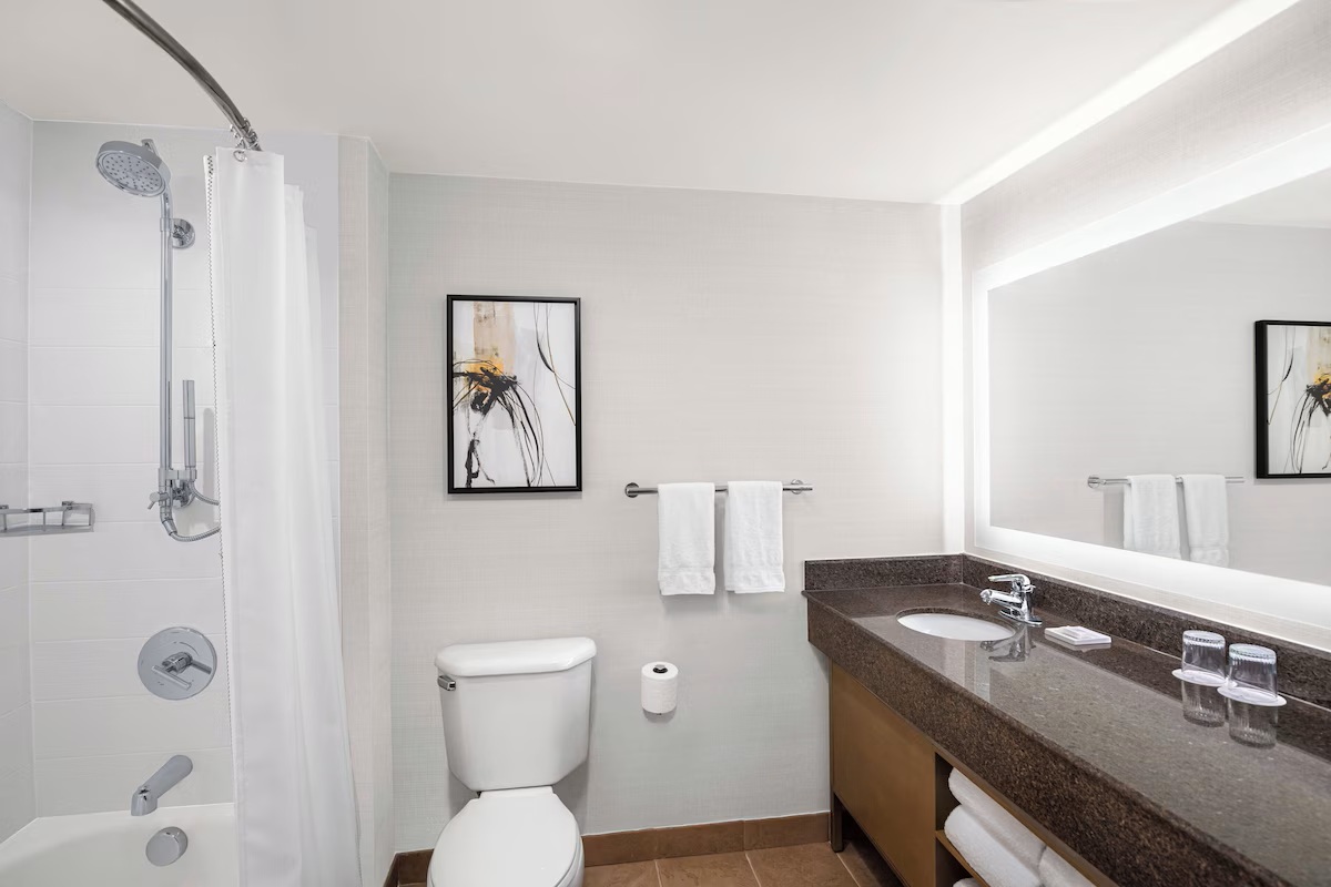 Delta Hotels by Marriott Anaheim Garden Grove deepsoaking tub
