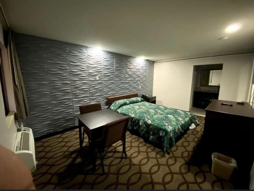 Deluxe Inn by OYO Near Toledo Ohio - Image 3