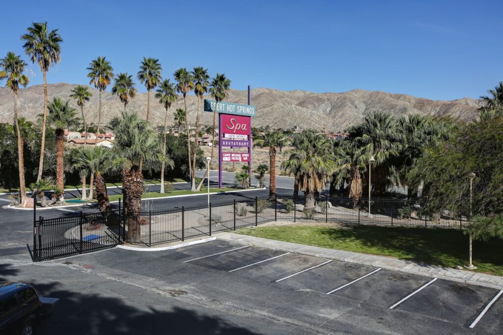 Desert Hot Springs Spa Hotel - Image 4