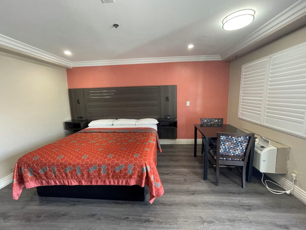 Diamond Inn - Image 1