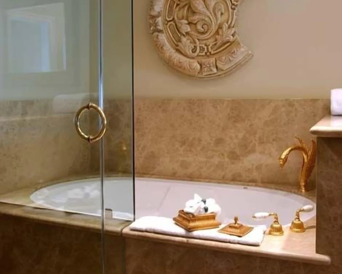 Dorymans Oceanfront Inn jetted tub