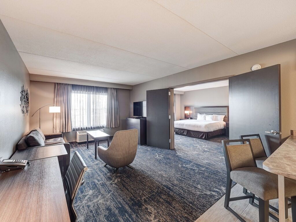 DoubleTree by Hilton Hotel Bloomington - Image 3