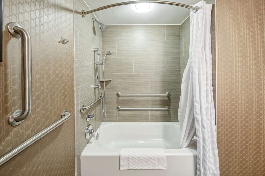 DoubleTree by Hilton Hotel Decatur Riverfront - Image 1