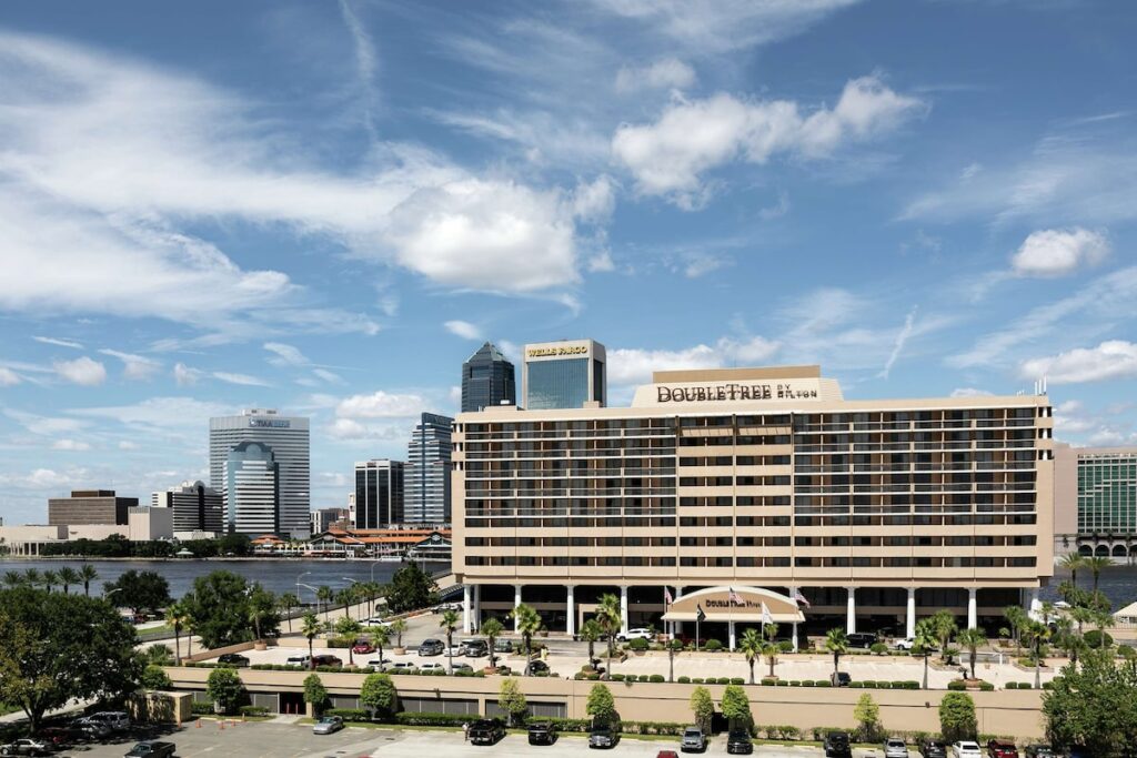 DoubleTree by Hilton Hotel Jacksonville Riverfront - Image 4