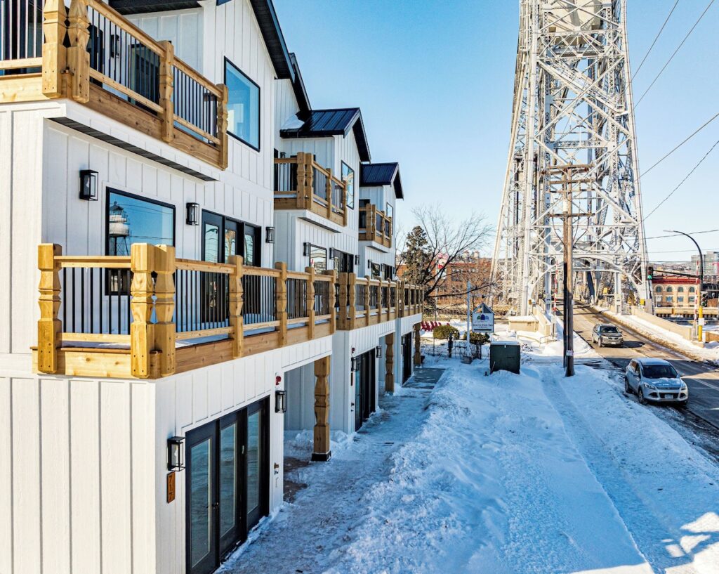 Dragestil 715 Duluth Condos - Image 3