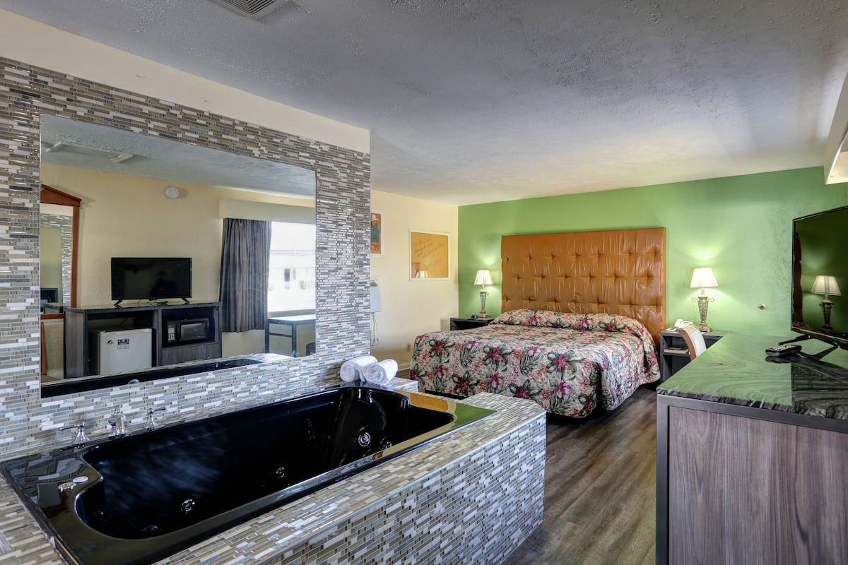 Drake Inn tub