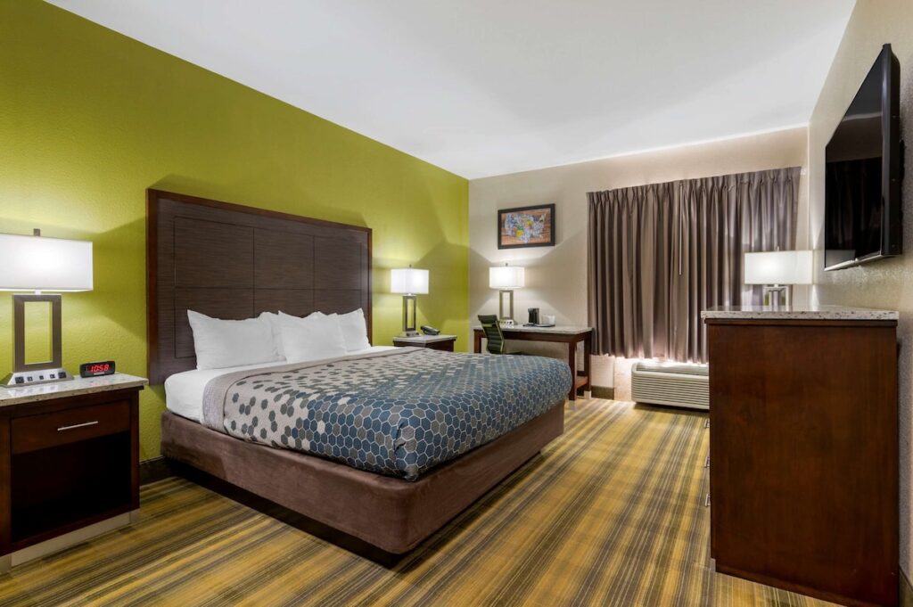 Econo Lodge - Image 3