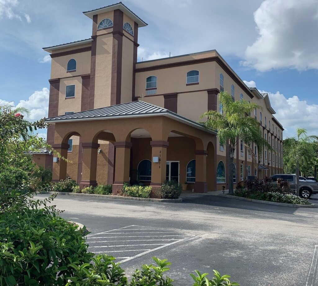 Econo Lodge - Image 5