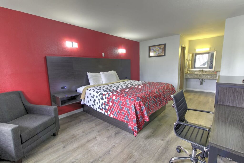 Econo Lodge Airport - Image 3