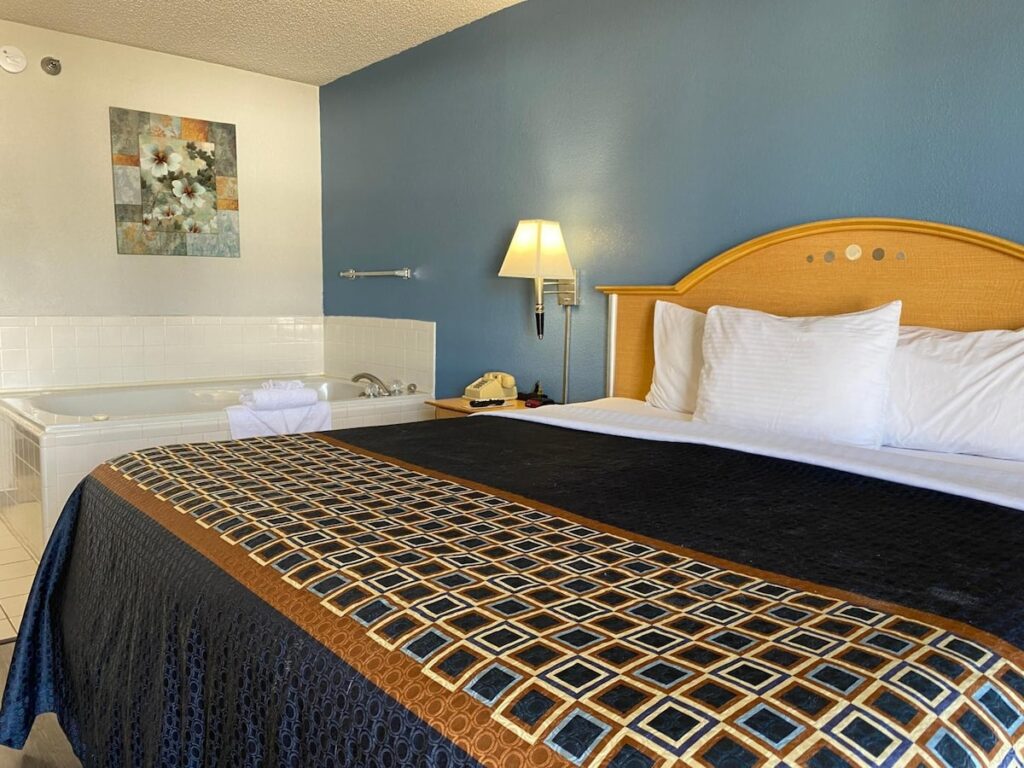 Econo Lodge Branson Theater District - Image 1