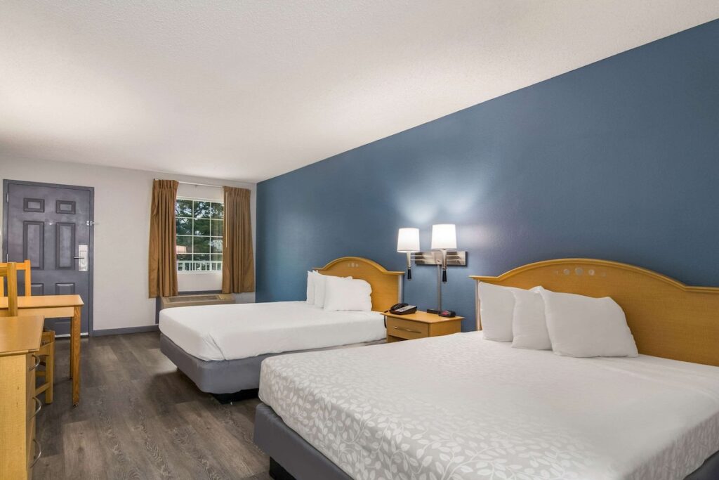 Econo Lodge Branson Theater District - Image 3