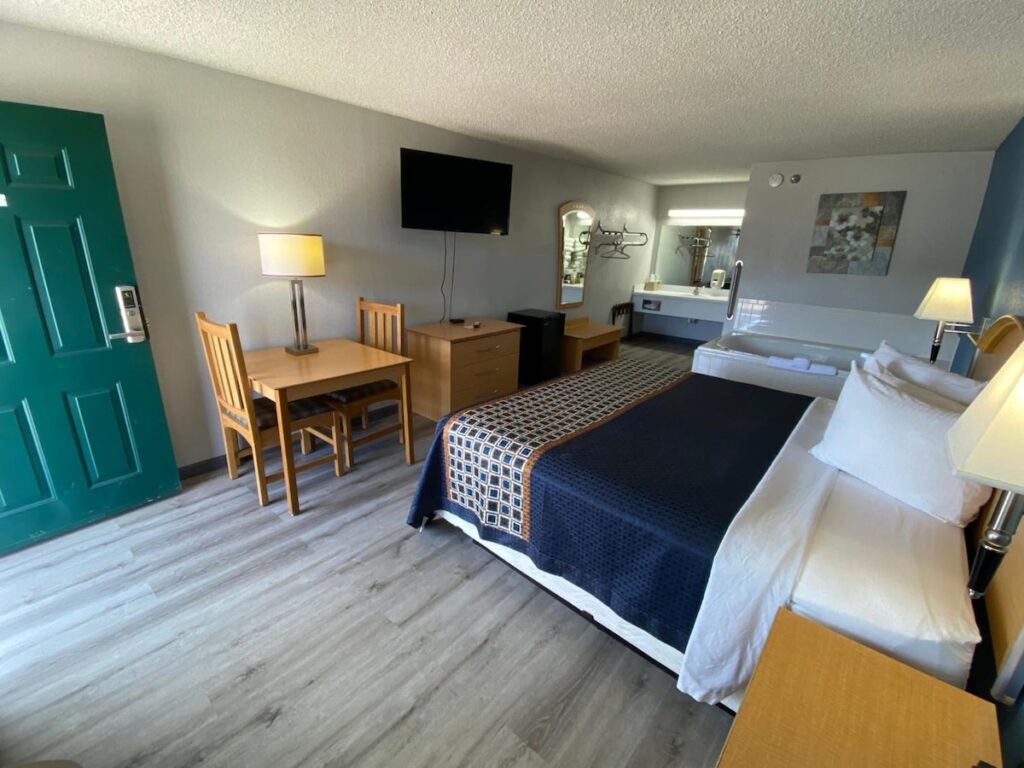 Econo Lodge Branson Theater District - Image 4