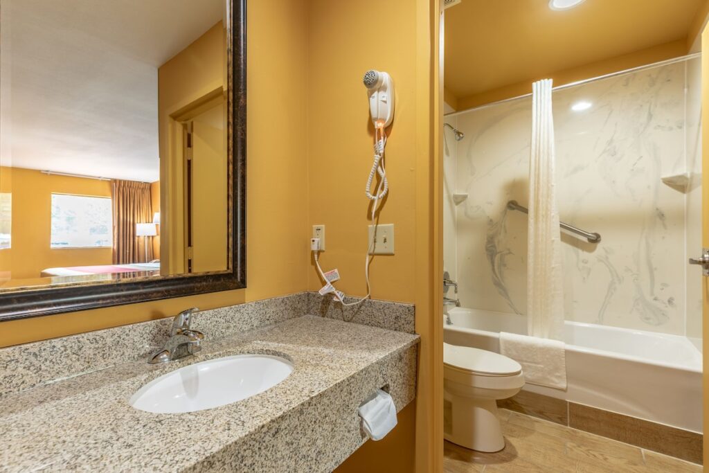 Econo Lodge Cumberland - Image 1