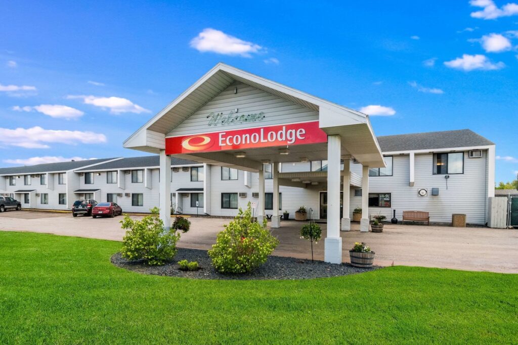 Econo Lodge Duluth near Miller Hill Mall - Image 3