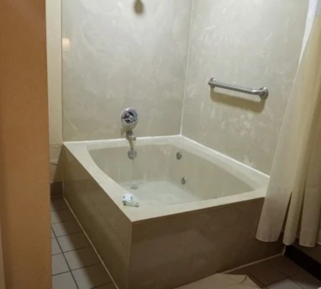 Econo Lodge Hillsboro I-35 - Image 1