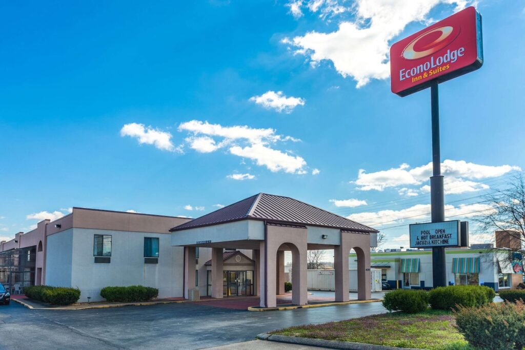 Econo Lodge Inn & Suites - Image 2