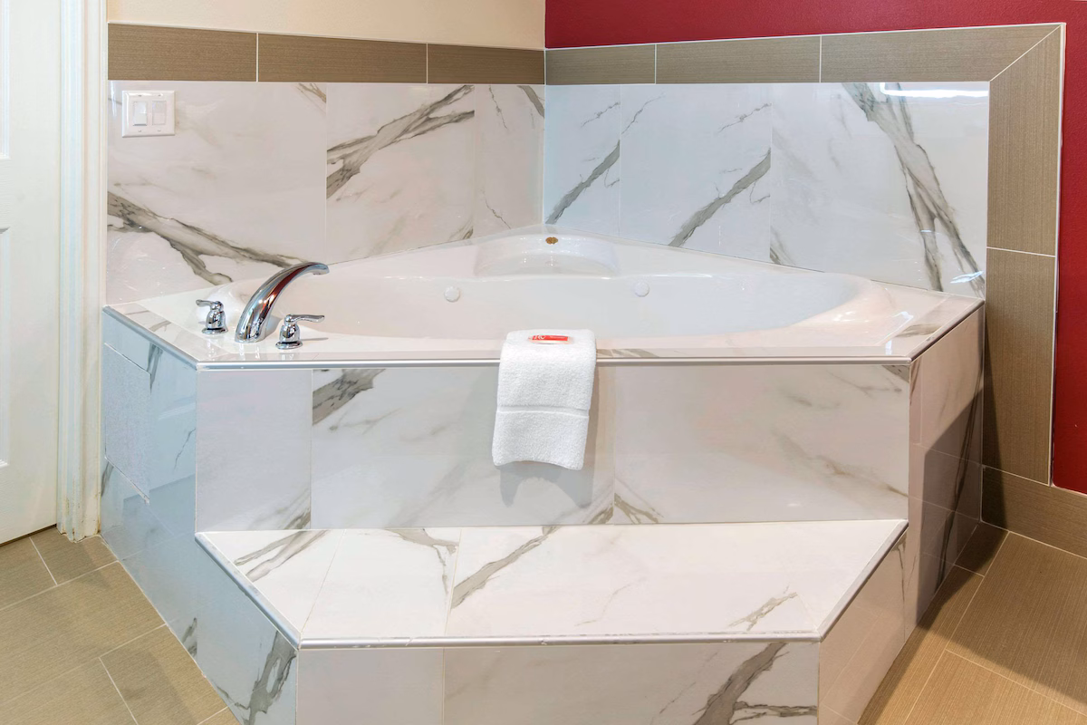 Econo Lodge Inn & Suites Houston Willowbrook - Image 1