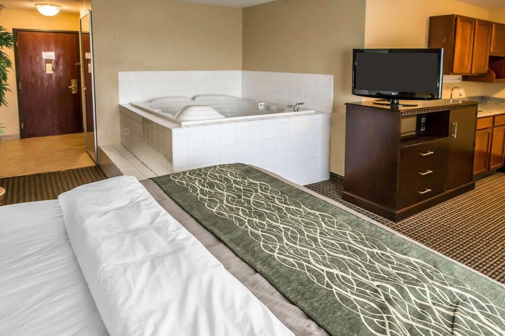 Econo Lodge Inn & Suites Monroe - Image 4