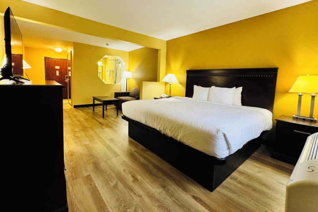 Econo Lodge Inn & Suites Monroe - Image 3