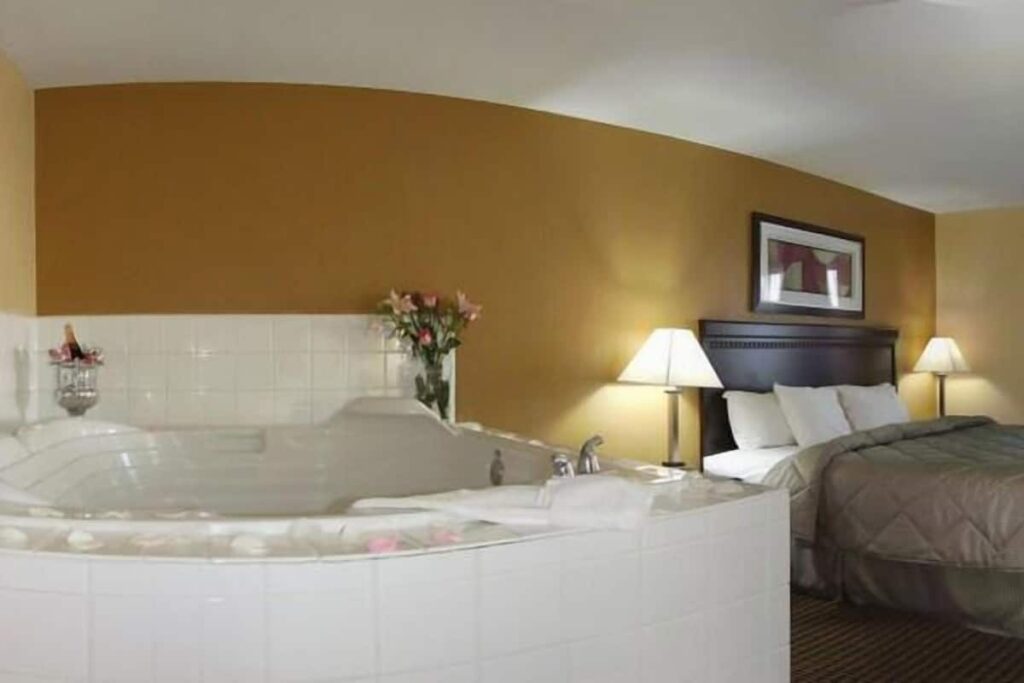 Econo Lodge Inn & Suites Monroe - Image 2