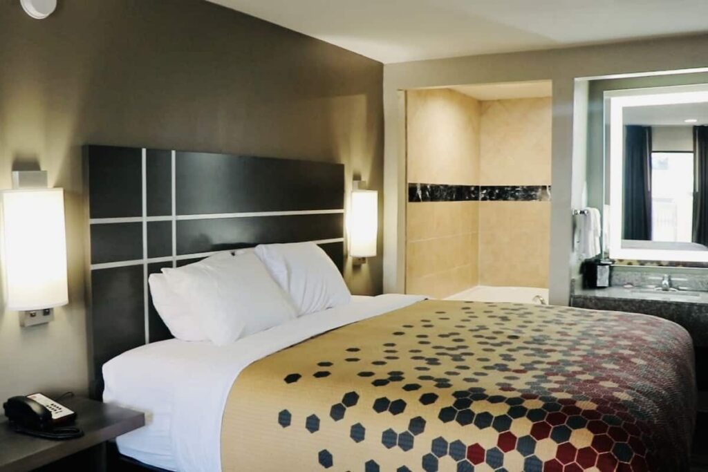 Econo Lodge Inn & Suites Murfreesboro Shopping District - Image 3