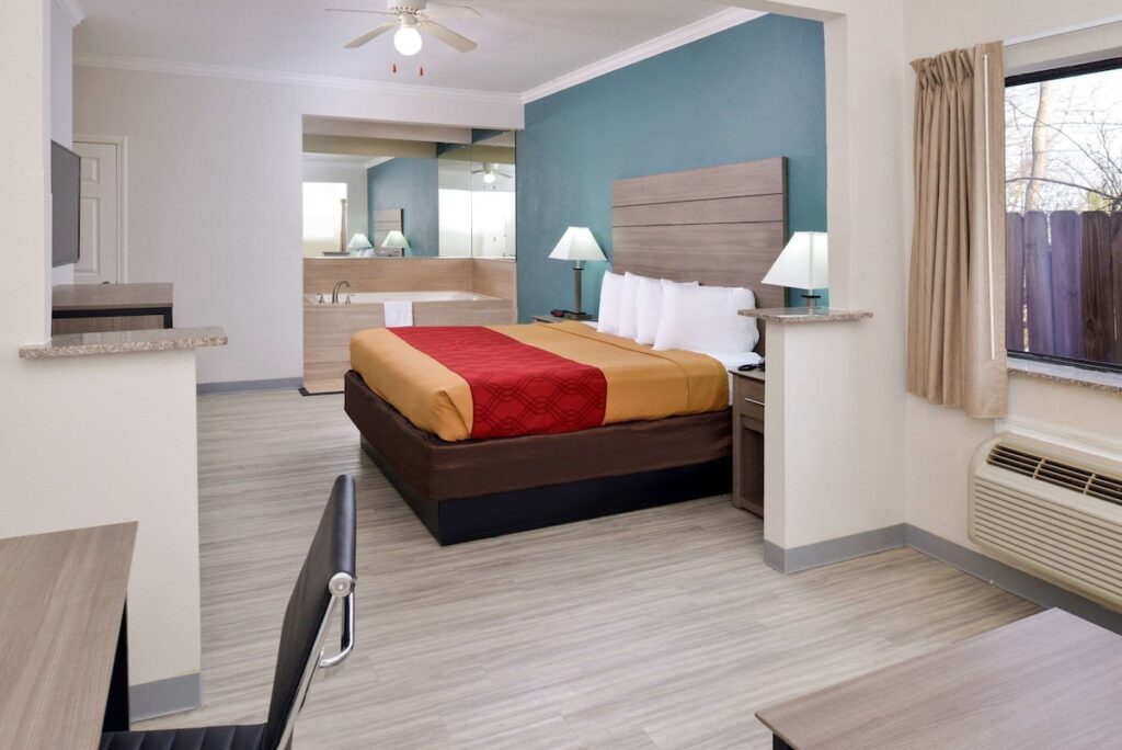 Econo Lodge Inn & Suites Port Arthur near Sabine Pass - Image 4