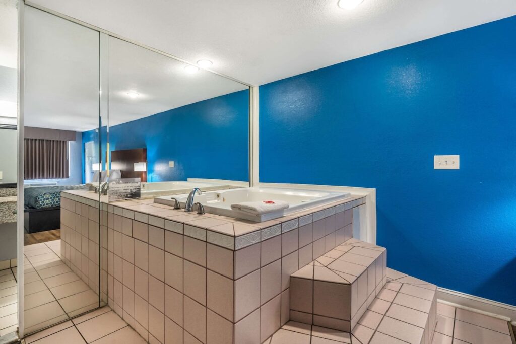 Econo Lodge Inn & Suites Virginia Beach – Norfolk - Image 1