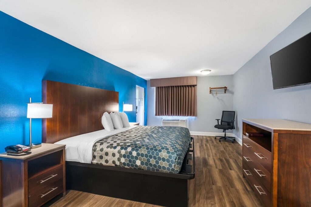 Econo Lodge Inn & Suites Virginia Beach – Norfolk - Image 4