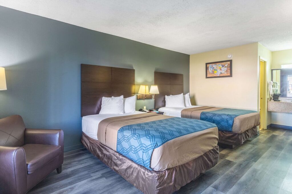 Econo Lodge Inn & Suites - Image 3